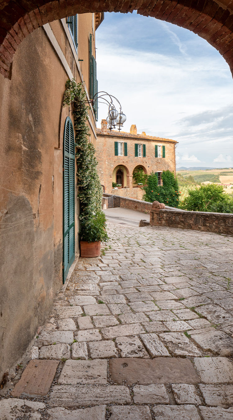 Negli anni ’60, Enzo scopre <br class="hidden md:block" /> Lucignano d’Asso, un piccolo borgo <br class="hidden md:block" />che guarda verso il Monte Amiata, <br class="hidden md:block" />dove il tempo sembra essersi <br class="hidden md:block" />fermato.