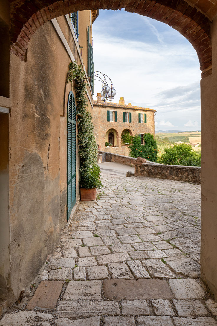Negli anni ’60, Enzo scopre <br class="hidden md:block" /> Lucignano d’Asso, un piccolo borgo <br class="hidden md:block" />che guarda verso il Monte Amiata, <br class="hidden md:block" />dove il tempo sembra essersi <br class="hidden md:block" />fermato.